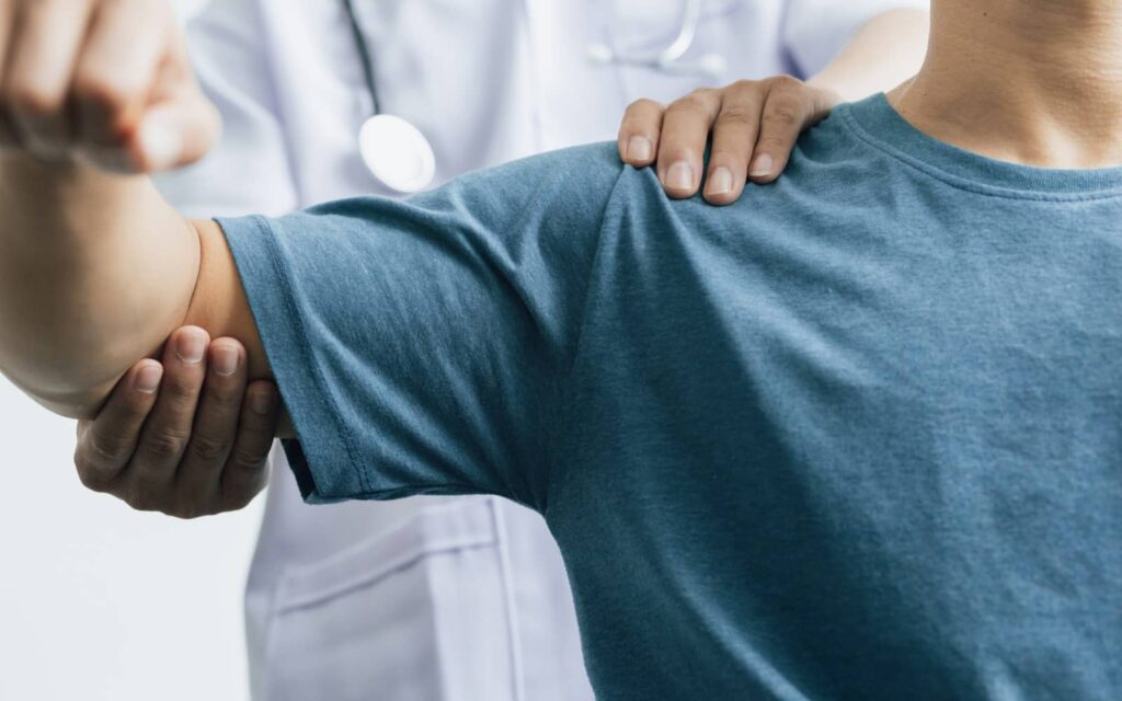 la reeducation apres une chirurgie de l epaule comment retrouver sa mobilite listing dr salabi
